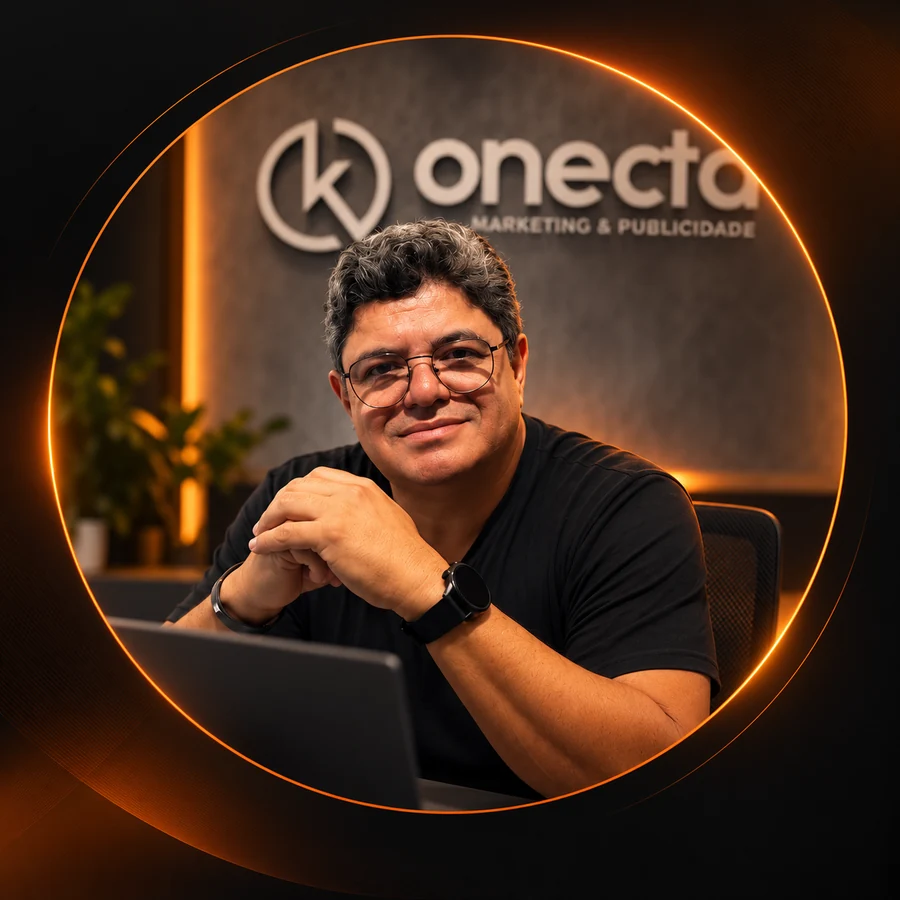 Empresário à frente da Konecta Marketing & Publicidade, em seu escritório